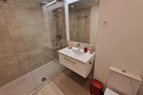 Sunny & New - 3BD 2BT with views