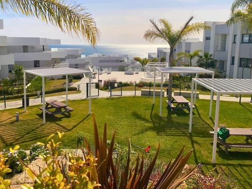 Sunny & New - 3BD 2BT with views