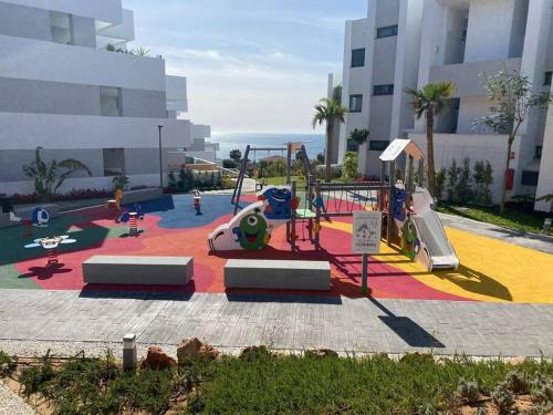 Sunny & New - 3BD 2BT with views