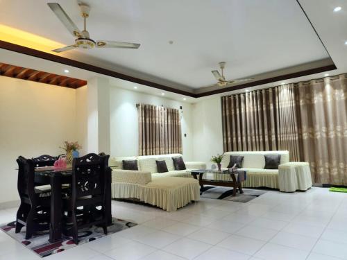 Снимка в галерията на Private Furnished Penthouse Apartment With Rooftop Garden In Chittagong в Читагонг