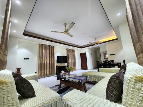 אזור ישיבה ב-Private Furnished Penthouse Apartment With Rooftop Garden In Chittagong