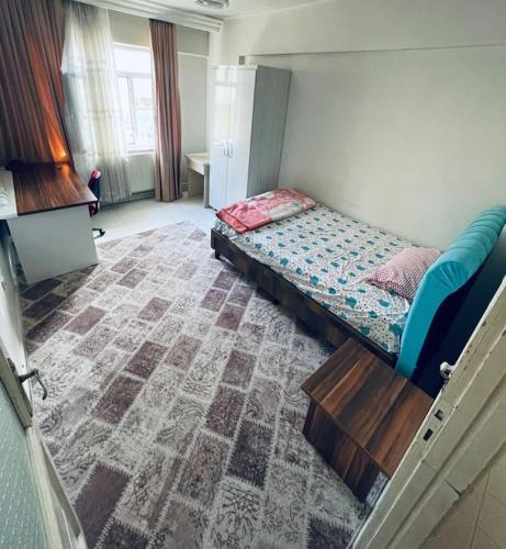 een slaapkamer met een bed in een kamer bij Diyarbakır bölgesinde konaklama in Diyarbakır