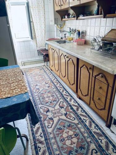 迪亞巴克爾的住宿－Diyarbakır bölgesinde konaklama，厨房铺有地板上的地毯。