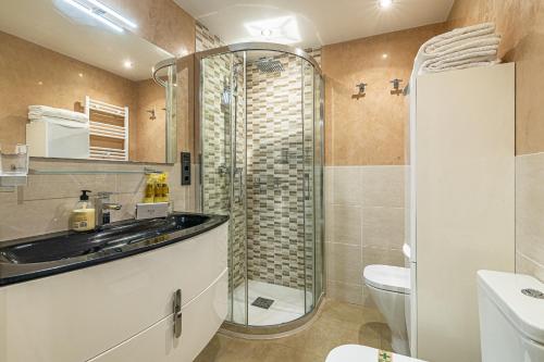 W łazience znajduje się prysznic i umywalka. w obiekcie City Center Apartment in Marbella w Marbelli