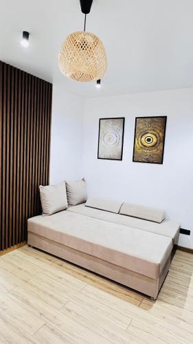 een slaapkamer met een bed in een witte muur bij Luxury apartament Buiucani in Chişinău