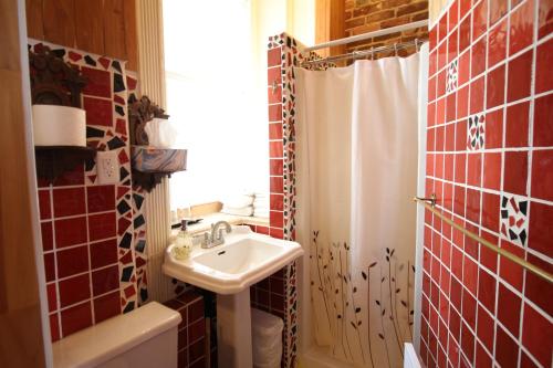 uma casa de banho com um lavatório e um chuveiro em B&B de la Fontaine em Cidade de Quebec