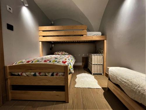 ein Schlafzimmer mit einem Etagenbett und einem Etagenbett in der Unterkunft Chalet Aster - 4 Pièces pour 6 Personnes 444 in Saint-Marcel