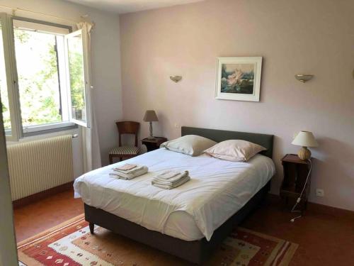 une chambre avec un lit avec des serviettes dessus dans l'établissement Villa landaise proche lac d’Hossegor et océan, à Soorts-Hossegor