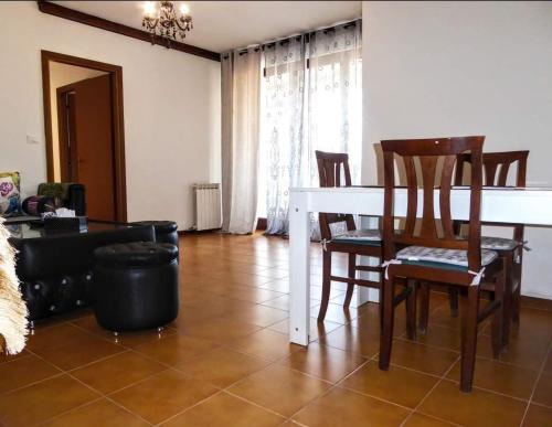 een woonkamer met een witte tafel en stoelen bij Sama Appartemento Butterfly in San Carlo