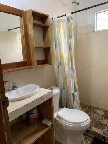 La salle de bains est pourvue de toilettes et d'un lavabo. dans l'établissement Cabaña El Esplendor, à San Bernardo del Viento