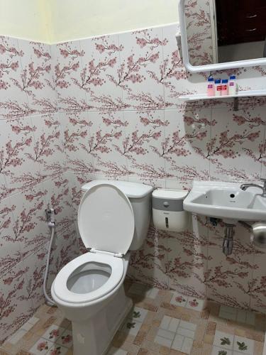 Koupelna v ubytování Nopphadon Hotel