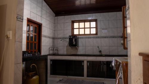 a kitchen with a counter top and a window at Casa 2M no Centro de Piri in Pirenópolis