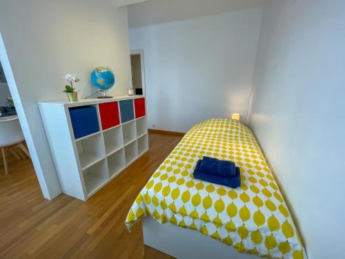 - une petite chambre avec un lit et une commode dans l'établissement La Pause Messine - 3 Chambres, à Metz