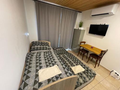 Kleines Zimmer mit einem Bett und einem Tisch in der Unterkunft Apartmán Stupava in Stupava
