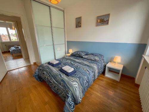 Un dormitorio con una cama con dos almohadas encima. en La Pause Messine - 3 Chambres, en Metz