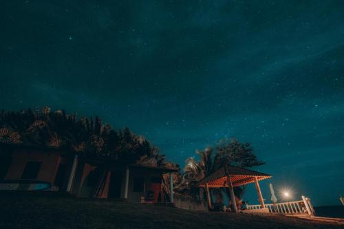 a starry night with a house and a gazebo at Casa Manila in Santa Catalina