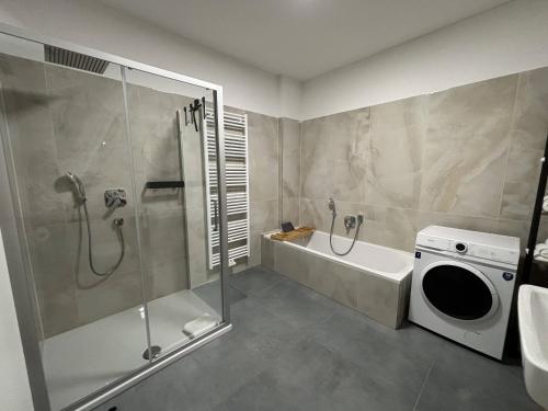 a bathroom with a shower and a washing machine at KeyHosting Apartment Zentral Parkplatz in Aschaffenburg