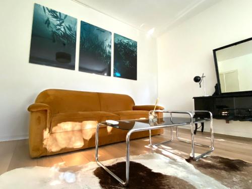 ein Wohnzimmer mit einem Sofa und einem Glastisch in der Unterkunft Petek Pansiyon Fenerbahce Kadikoy in Istanbul