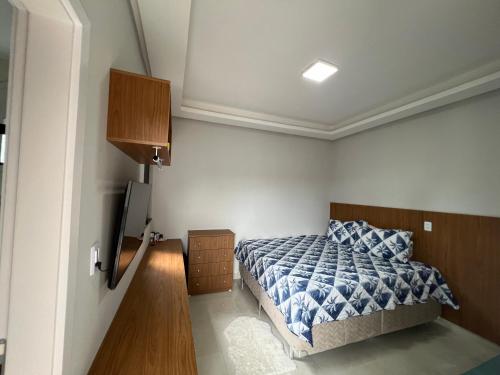 una piccola camera con letto e TV di Cafofo new beach a Salinópolis