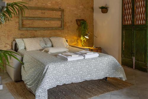 1 dormitorio con 1 cama con toallas en Il Nido, en Buonconvento