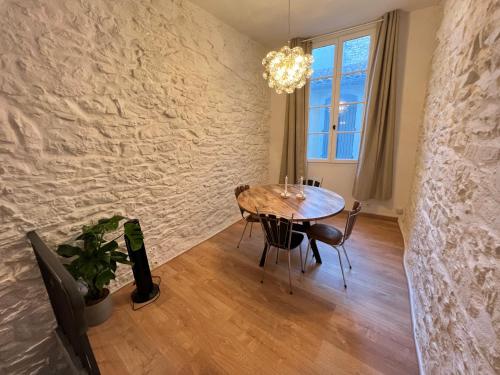 une salle à manger avec une table et des chaises dans l'établissement La maisonnette - Atypique / Tout équipé !, à Nîmes