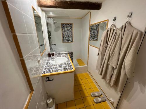 une petite salle de bain avec un lavabo et une douche dans l'établissement La maisonnette - Atypique / Tout équipé !, à Nîmes