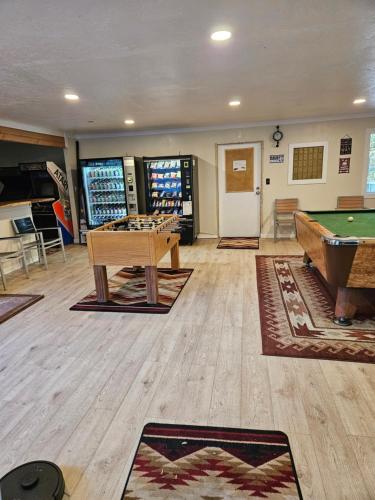 een biljartkamer met een pooltafel en een pooltafel bij Oak Knoll Village in Palomar Mountain