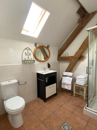 La salle de bains est pourvue de toilettes et d'un lavabo. dans l'établissement Les Fruits du Passau, à Saint-Désiré