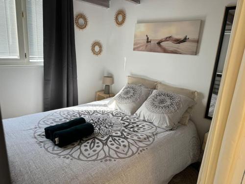 Schlafzimmer mit einem Bett mit einer schwarzen und weißen Bettdecke in der Unterkunft ღ L'Entr'Act • Au cœur de ville et du vieux Port in La Rochelle