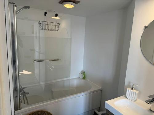 une douche en verre dans une salle de bain avec un lavabo dans l'établissement ღ L'Entr'Act • Au cœur de ville et du vieux Port, à La Rochelle