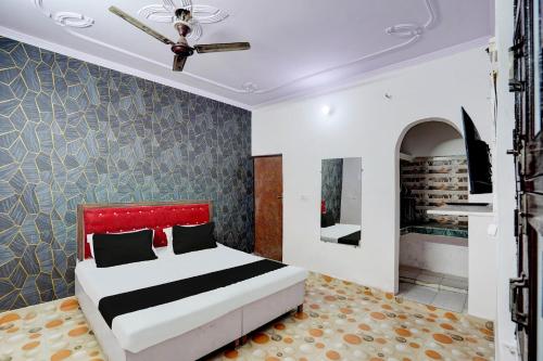 una camera con letto con testiera rossa di OYO Hotel Bliss a Nuova Delhi