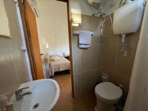 uma pequena casa de banho com WC e lavatório em Cómodo apartamento en Minas, con amplio fondo y entrada para vehículo em Minas