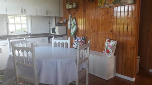 cocina con mesa y sillas en La cabaña, en Cedeira