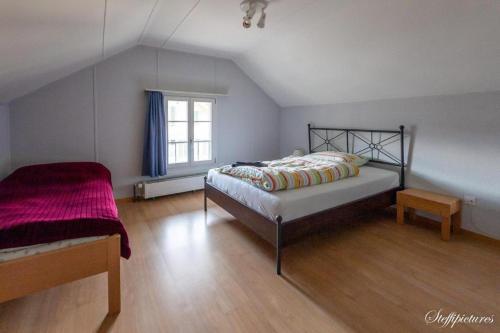 een slaapkamer met een bed en een raam bij Hotel Krone Uetendorf in Uetendorf