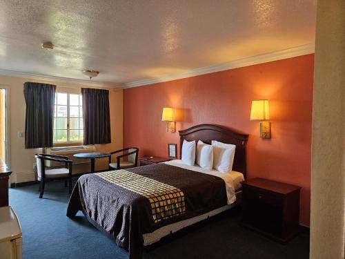 Cette chambre comprend un lit et un bureau. dans l'établissement Americas Best Value Inn-Mojave, à Mojave