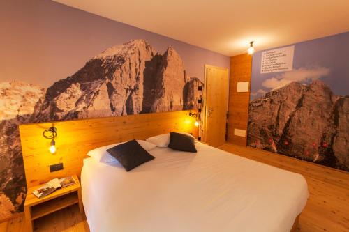 A bed or beds in a room at Rifugio La Montanara