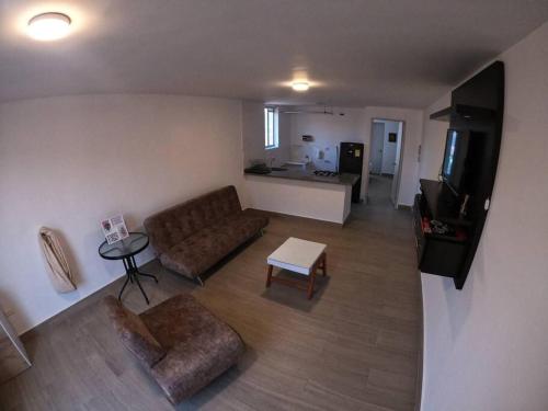 ein Wohnzimmer mit Sofa und Tisch in der Unterkunft San Gil Aparta estudio hermosa vista in San Gil