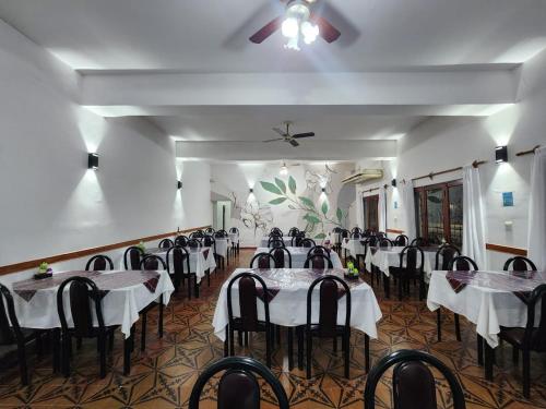einen Bankettsaal mit Tischen und Stühlen in einem Zimmer in der Unterkunft Hotel Australia in Termas de Río Hondo