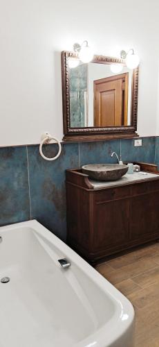 een badkamer met een wastafel en een spiegel bij Villa Mazzini in Molinella