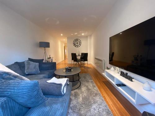 TV a/nebo společenská místnost v ubytování 2 Bedroom Apartment in Hoxton Square, Shoreditch, London, N1