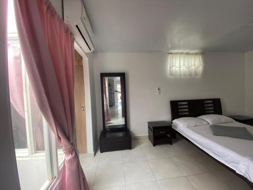a bedroom with a bed and a window at Hermoso apartamento con terraza in Cali
