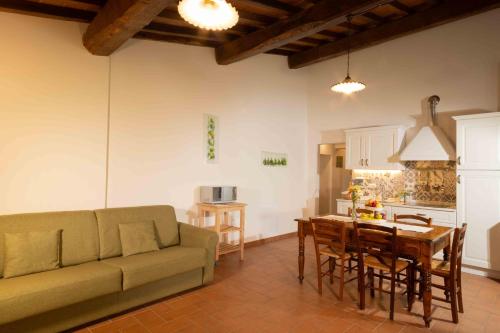 ラストラ・ア・シーニャにあるAzienda Agricola I Colli di Marlianoのリビングルーム(ソファ、テーブル付)、キッチンが備わります。