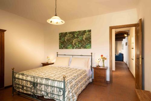 een slaapkamer met een bed in een kamer bij Azienda Agricola I Colli di Marliano in Lastra a Signa