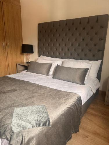 a bedroom with a large bed with a large headboard at Apartamento en la mejor zona de sabaneta in Sabaneta