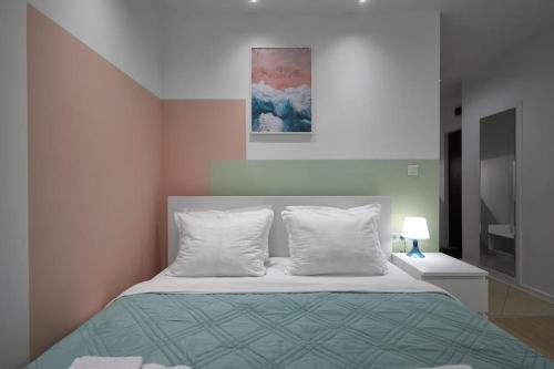 sypialnia z łóżkiem z 2 poduszkami w obiekcie Sea Moreto Studio 1 w Burgas