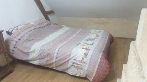 - un lit installé à l'étage dans l'établissement La maison de falun, à Ambillou-Château