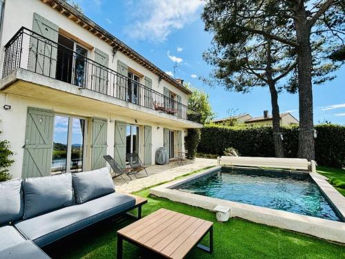 une maison avec une piscine dans la cour dans l'établissement Bastide de charme sous les pins avec piscine, à Saint-Paul-de-Vence