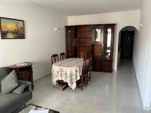 een woonkamer met een tafel en een bank bij Apartamento Sunny in Albufeira
