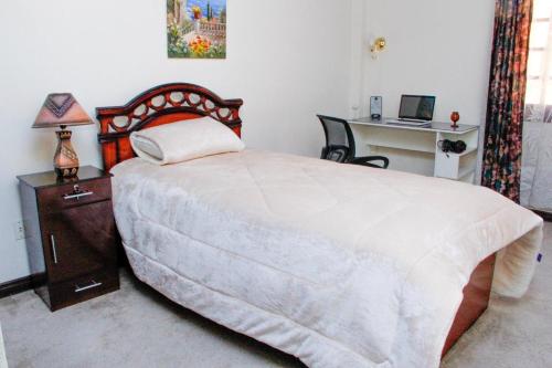 Een bed of bedden in een kamer bij Encantadora residencia en la mejor zona de la ciudad