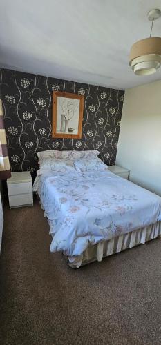 una camera con un letto con una parete in bianco e nero di Room to rent a Belfast